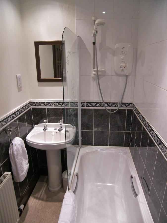 Lion And Unicorn Hotel Thornhill  Δωμάτιο φωτογραφία